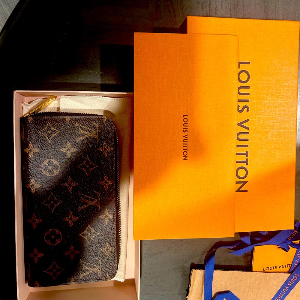 Like new! Louis Vuitton wallet. Used a handfull of times. Zippy wallet!
